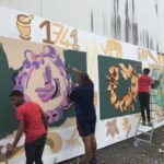 Des habitants de Saint-André qui peignent un mur